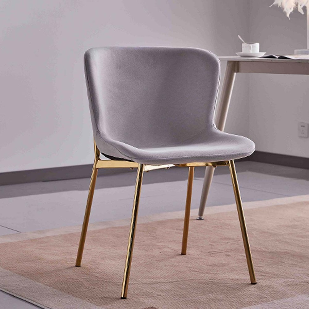 Juego de 4 Sillas con Estructura de Madera Tapizadas en Color Gris Claro y Patas Acabado Dorado - Medidas 50x54x81 cm