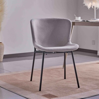 Juego de 4 Sillas con Estructura de Madera Tapizadas en Color Gris Claro y Patas Acabado Negro - Medidas 50x54x81 cm