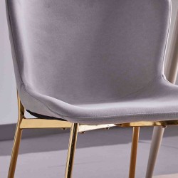 Juego de 4 Sillas con Estructura de Madera Tapizadas en Color Gris Claro y Patas Acabado Dorado - Medidas 50x54x81 cm