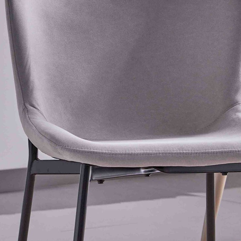 Juego de 4 Sillas con Estructura de Madera Tapizadas en Color Gris Claro y Patas Acabado Negro - Medidas 50x54x81 cm